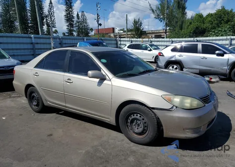 2005 Toyota Camry Le z USA, uszkodzony, nr VIN 4T1BE30K35U565111